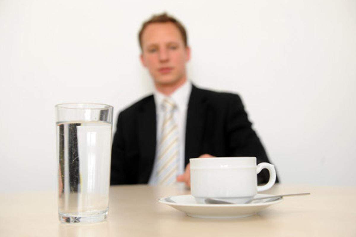 Kaffee oder Wasser? Achtung, wer zu Nervosität neigt. Mit zittrigen Fingern Milch verschütten kommt nicht gut. Dann lieber Wasser.