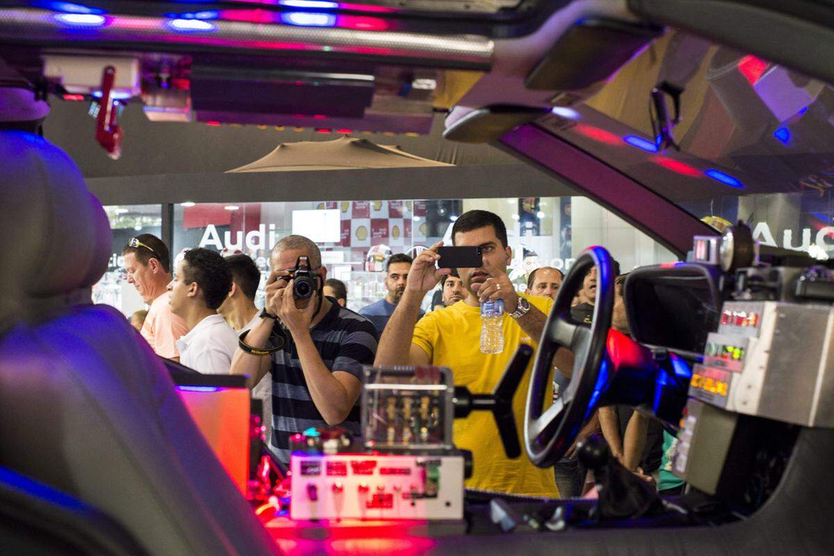 Der "Zurück in die Zukunft"-Franchise hat kaum an Popularität verloren. In der Zwischenzeit wurden eine Zeichentrickserie und mehrere Videospiele veröffentlicht. Zum 25. Geburtstag wurde 2010 eine Blu-Ray-Box präsentiert.Im Bild: Ein Nachbau des DeLorean DMC-12 aus dem Film "Zurück in die Zukunft" bei einer Automesse in Sao Paulo.