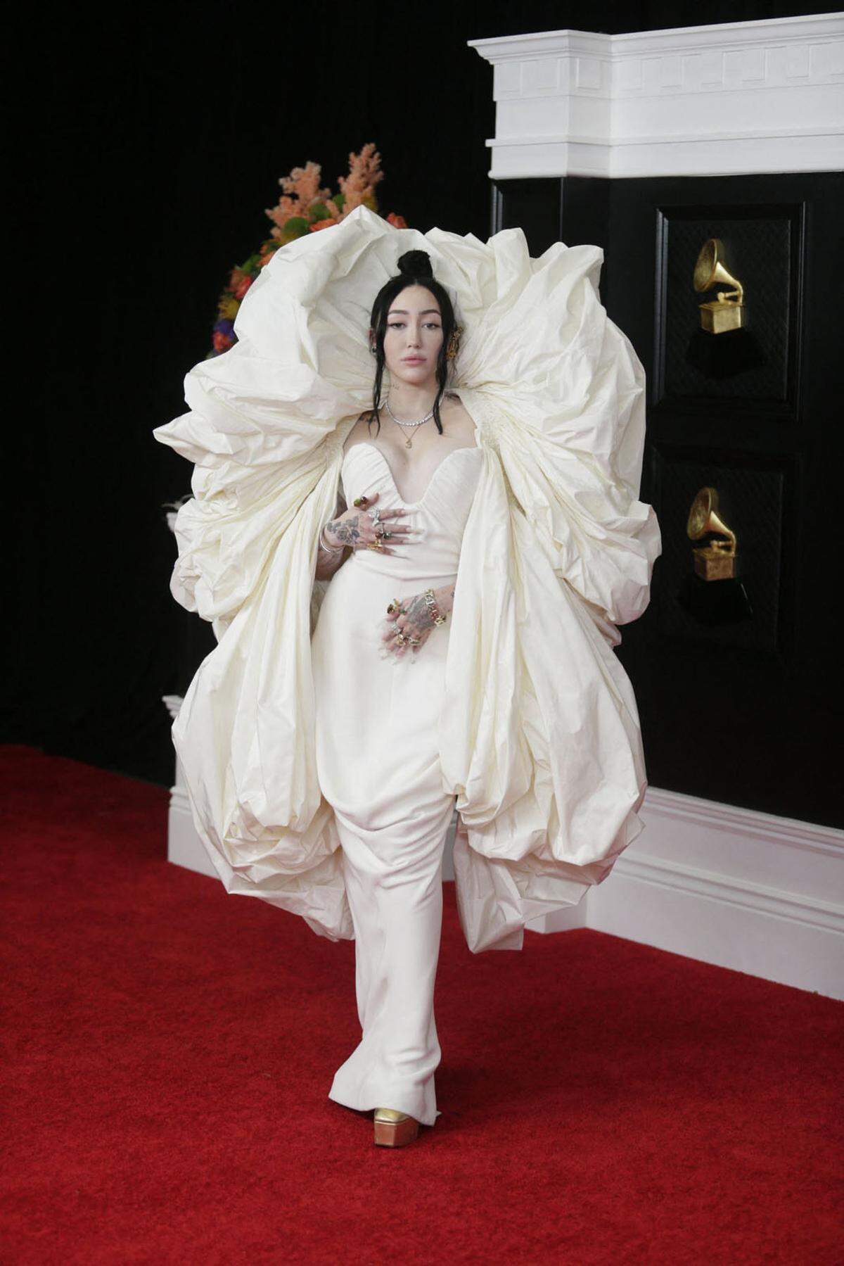 Noah Cyrus, die für den "Best New Artist" Award nominiert war, fiel mit einer voluminösen Robe von Schiaparelli Couture ins Auge.  