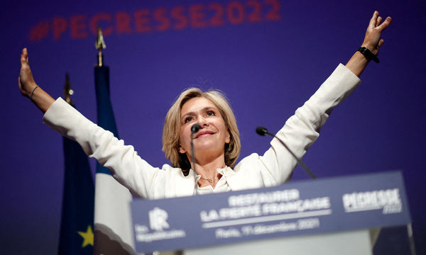 Die bürgerliche Rechte. Die Präsidentschaftskandidatin der französischen Republikaner will Frankreich zur führenden Kraft in Europa machen. Seit zwanzig Jahren sieht man Pécresse auf Fotos mit Frankreichs Spitzenpolitikern. Aber meist steht sie in der zweiten Reihe: als Beraterin von Präsident Jacques Chirac, danach unter dessen Nachfolger Nicolas Sarkozy als Hochschulministerin und Regierungssprecherin von Premierminister François Fillon, in seinem Team für die Präsidentschaftswahlen von 2017 spielte sie eine wichtige Rolle. Seit 2015 ist sie Vorsitzende der Hauptstadtregion Île-de-France. Chancen auf einen Einzug in die Stichwahl: Gering. Selbst, wenn sich die Kandidaten weiter rechts gegenseitig die Stimmen wegnehmen und sie sich als Macron-Alternative aus der Mitte präsentieren kann. Tendenz: stagnierend. >> Valérie Pécresse, die Überaschungskandidatin