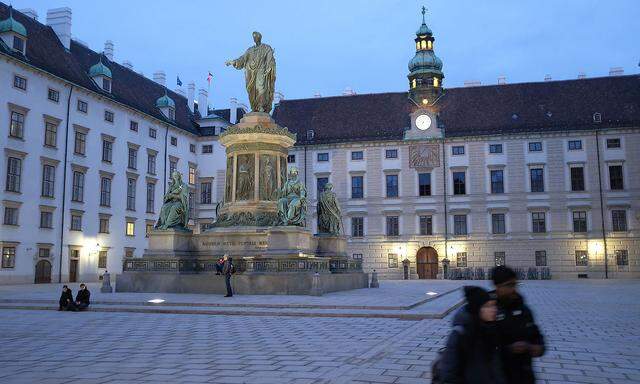 Archivbild: Touristen bei der Wiener Hofburg