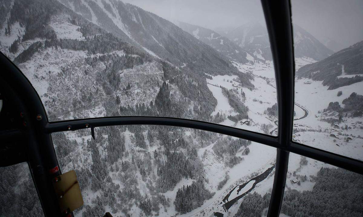 Ein Versorgungsflug des österreichischen Bundesheeres in das abgeschnittene Sölktal in der Steiermark am Sonntag.