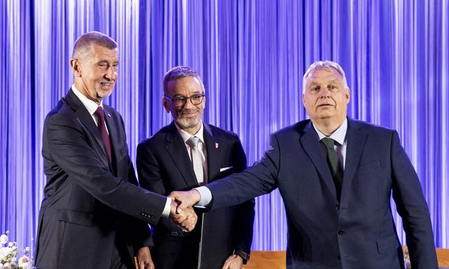 Die drei illiberalen Musketiere Babiš, Kickl und Orbán (von links) besiegelten am Sonntag ihr Bündnis. 