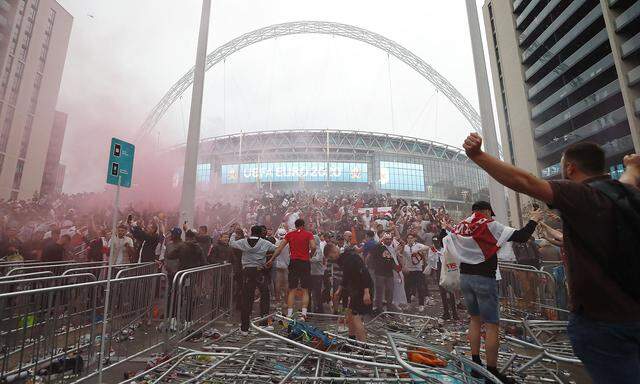 Fans vor dem Wembley-Stadion
