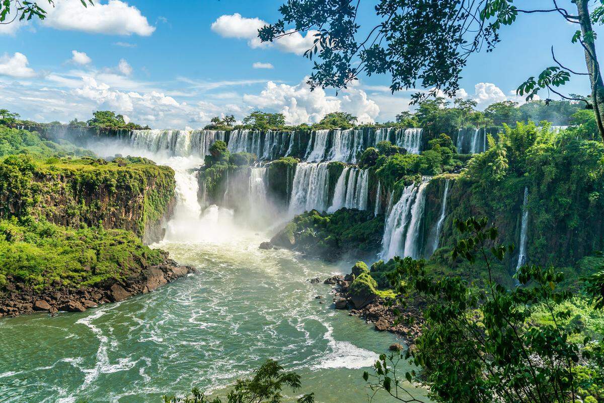 Imposante Wasserfälle sind an der Grenze von Argentinien und Brasilien zu bestaunen. Die Iguazú-Wasserfälle würden die Macht und die Erhabenheit der Natur veranschaulichen, schwärmen Besucher.