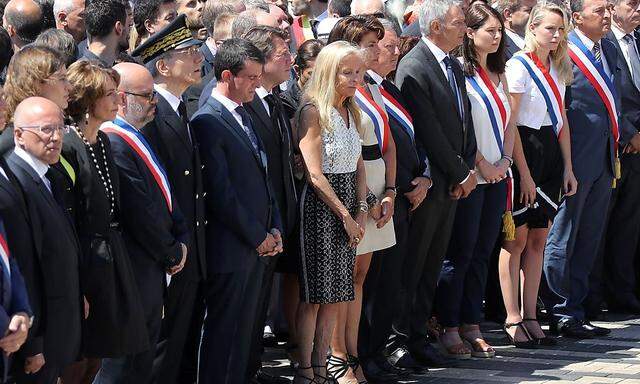 Premier Manuel Valls (6.v.re.) wurde bei den Trauerfeiern in Nizza nicht gerade freundlich empfangen.