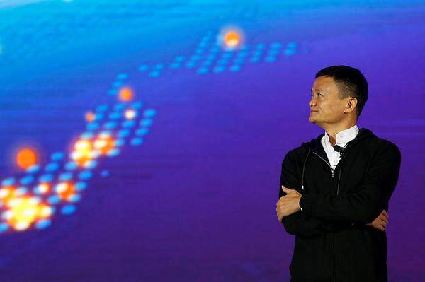 Wie aber gelingt so eine Karriere vom einfachen Englischlehrer im kommunistischen China zum Lenker eines der größten Internetkonzerne der Welt? Jack Ma erzählt die Geschichte gerne. Zunächst braucht ein erfolgreiches Unternehmen viele Lehrer, so Lektion eins, weil die das Beste aus den Menschen herausholen: "Lehrer wollen, dass ihre Schüler später besser werden als sie selbst." Ma hat Alibaba 1999 in seinem Wohnzimmer gegründet.