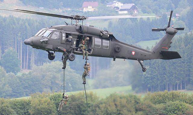 Bis zu 30 Soldaten des österreichischen Jagdkommandos werden künftig im Helikopter über dem Mittelmeer unterwegs sein.