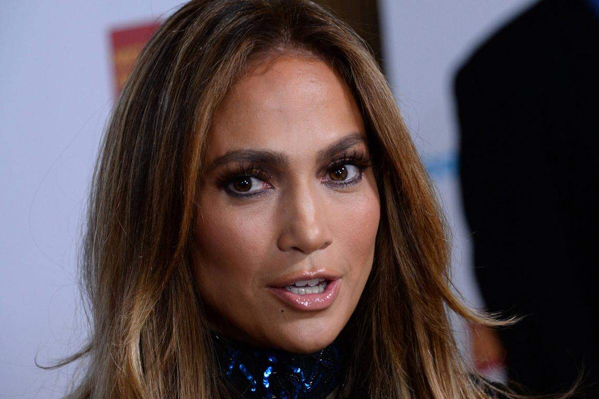 Jennifer Lopez singt auf ihrem neuen Album einen Song mit dem Titel "Big Booty" (ubersetzt: "Großer Hintern") - und ihre Kinder sind daran Schuld. "Ich habe mich dagegen gewehrt, einen Song mit diesem Titel aufzunehmen, aber dann hab ich die Demo-CD im Auto gehört - und meine Zwillinge sind ausgeflippt", sagte sie in der Talkshow "Jimmy Kimmel Live". Die funf Jahre alten Max und Emme liebten das Lied, "vielleicht dachten sie, es ist ein Schimpfwort oder unanständig", meinte Lopez.