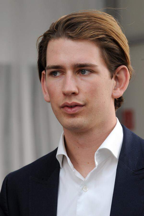 Mit seiner Bestellung zum Außenminister hat Kurz übrigens einen Rekord in der Tasche: Der Jus-Student ist der jüngste jemals in Österreich angelobte Minister - Karl-Heinz Grasser war 31, als er Finanzminister wurde.