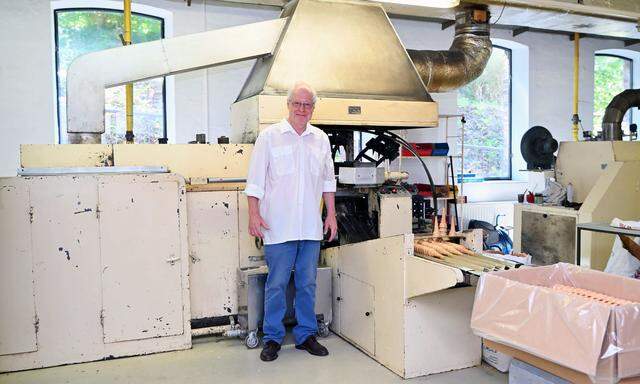 Michael Wessner leitet die Prusik-Waffelfabrik in Wien. Die Waffelautomaten sind gut 50 Jahre alt. „Die laufen wie ein Glöckerl.“  