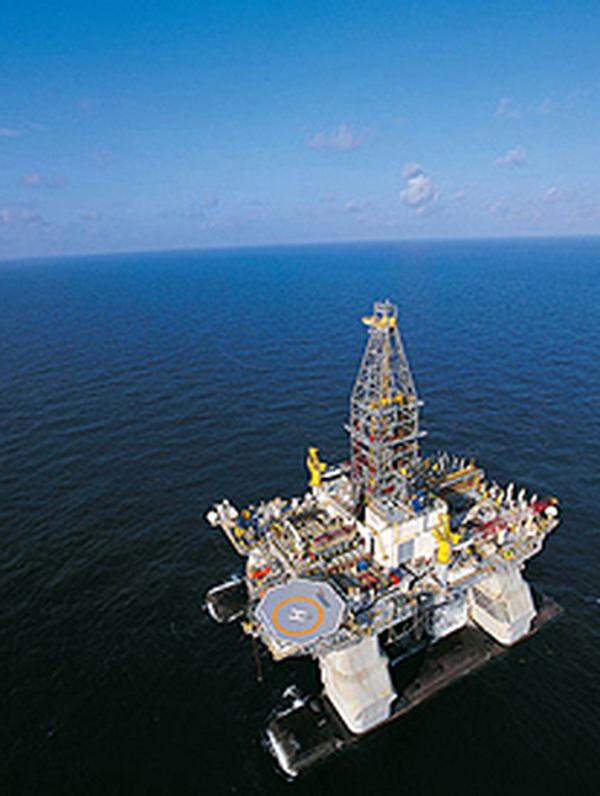 Der Chef des britischen Ölkonzerns BP, Tony Hayward, machte anfangs das Unternehmen Transocean für die Explosion der Bohrinsel verantwortlich. Das Unternehmen hat die Bohrinsel von BP geleast.