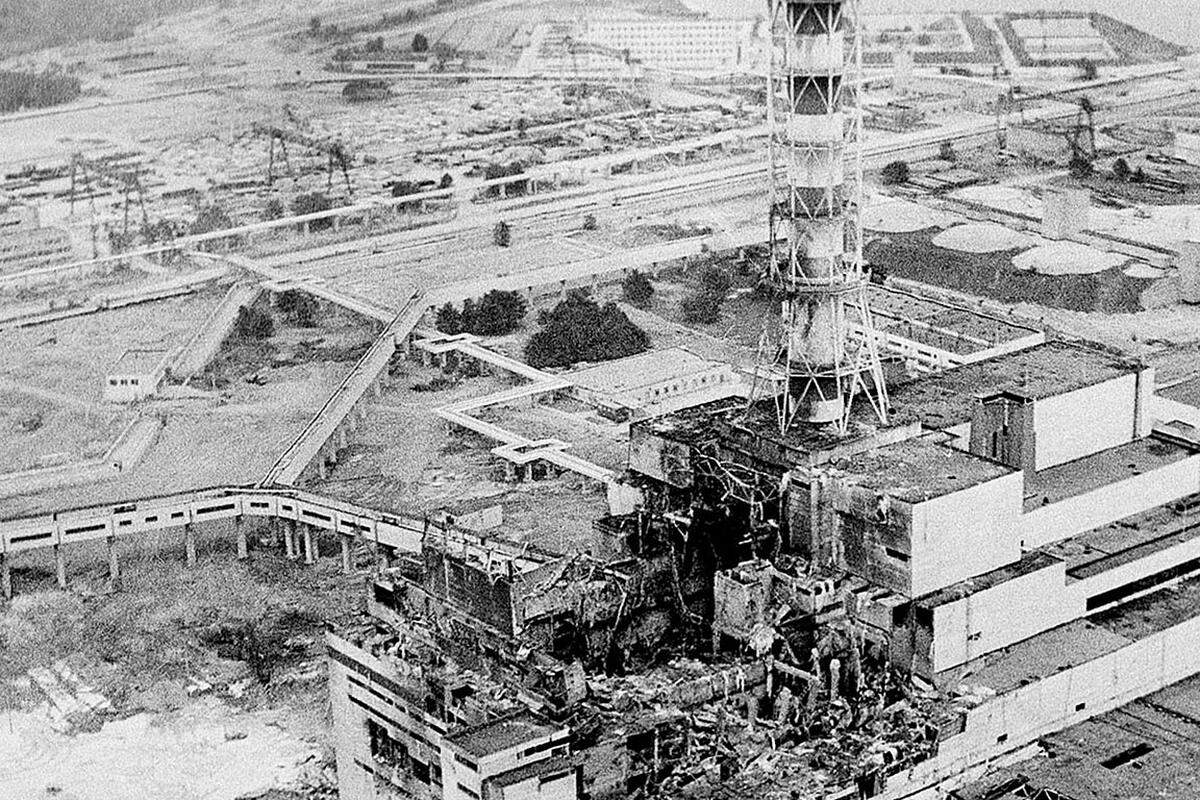 Die Schreckensbilder vom explodierten Kernkraftwerk Tschernobyl, von verstrahlten Einsatzhelfern und Menschen auf der Flucht sind bis heute im Gedächtnis. Vor 30 Jahren explodierte in der damals noch zur Sowjetunion gehörenden Ukraine ein Druckröhrenreaktor - die bis dahin schwerste nukleare Katastrophe weltweit. Bild: Der Reaktor 4 von Tschernobyl wenige Tage nach dem Super-GAU.