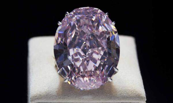 Der Rekord-Diamant "Pink Star" hat bei einer Auktion in Hongkong 2017 einen neuen Besitzer gefunden. Die Juwelierkette Chow Tai Fook ersteigerte damals den rosafarbenen Stein für 71,2 Millionen Dollar, in etwa 67 Millionen Euro.