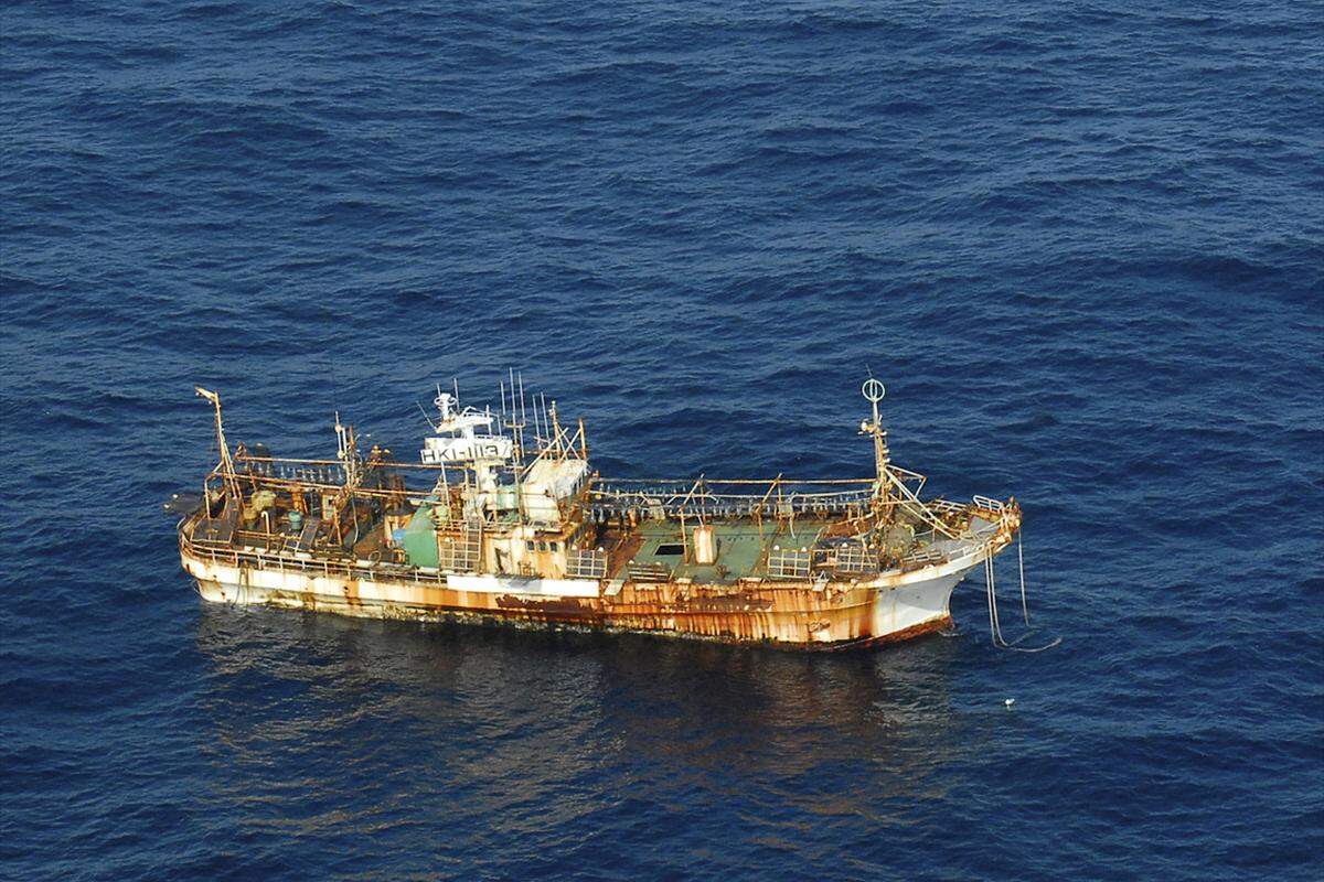 4. April, Golf von Alaska. Mehr als ein Jahr nach dem Tsunami in Japan taucht ein Geisterschiff auf der anderen Seite des Ozeans auf. Später wurde es versenkt.