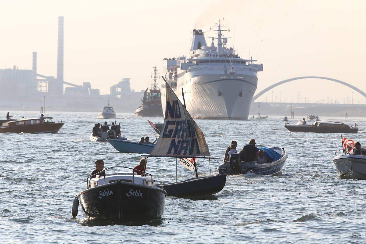 Mit vielen kleinen Booten und Gondeln versuchten die Aktivisten, sich den Ozeanriesen in den Weg zu stellen, eine David-gegen-Goliath-Anmutung.