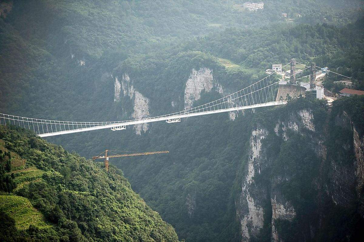 Die Brücke in der südchinesischen Hunan-Provinz besteht aus 99 Scheiben dreischichtigen Glases und stelle in Design und Bauart insgesamt sogar zehn Weltrekorde auf, sagte der Betreiber der Zeitung "China Daily".