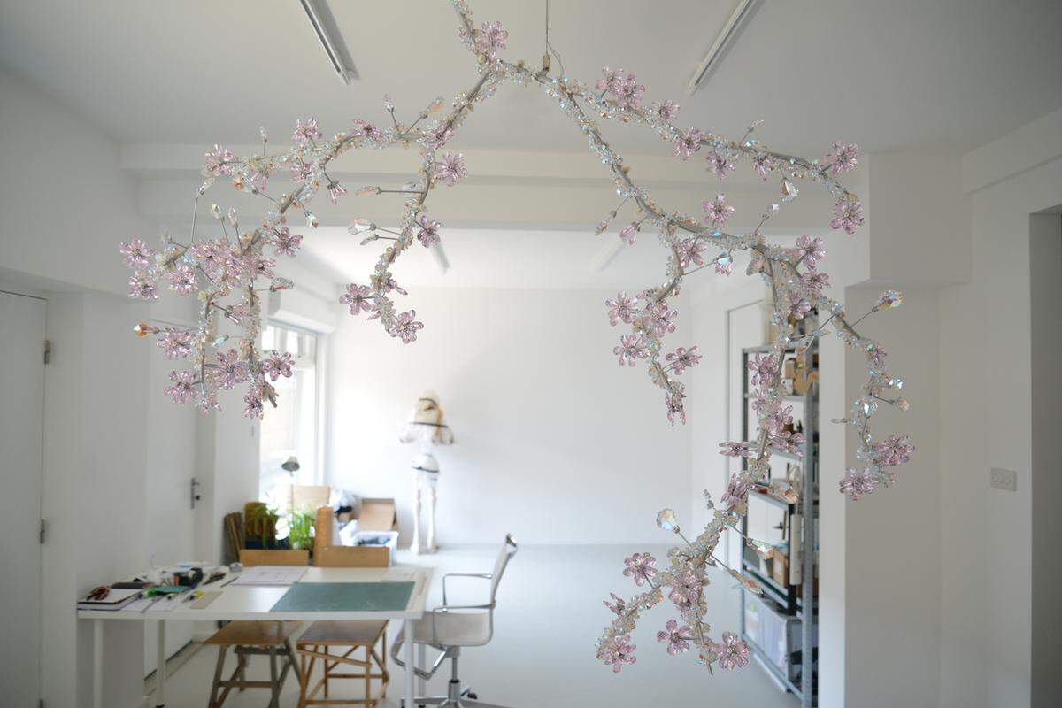 Der niederländische Designer Tord Boontje lässt die Natur gerne ins Haus. Das ist ihm auch mit dem Kristalluster "Blossom" gelungen.  
