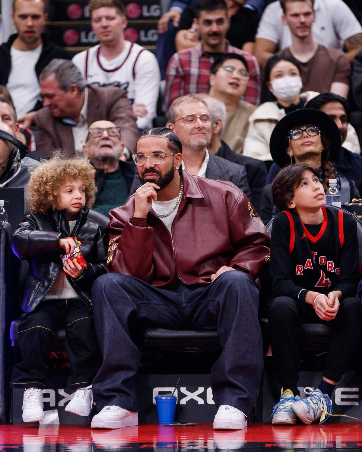 Der besonders erfolgreiche Rapper Drake zeigt auch beim Besuch eines Basketballspiels Stil und kommt in Baggy Pants und „Kicks“.