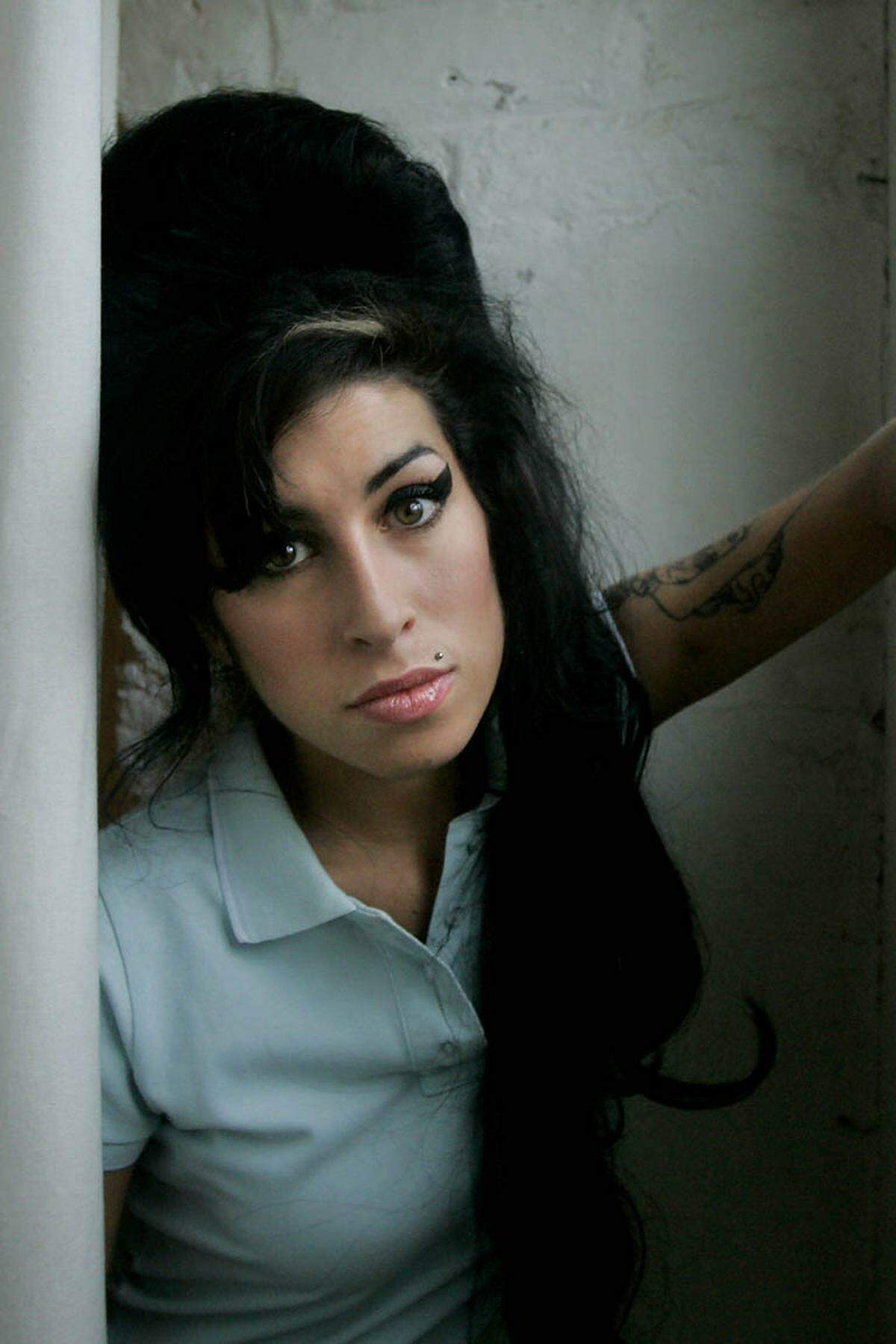 Im Juni 2011 ist sie zum Start ihrer Europa-Tournee in Belgrad zu betrunken, um zu singen. Das Publikum buht sie gnadenlos aus. Daraufhin werden alle Konzerte abgesagt, darunter auch ein Auftritt am 24. Juli 2011 in Wiesen. Einen Monat nach dem Eklat von Belgrad wird Winehouse tot in ihrer Wohnung in Nordlondon aufgefunden. Sie starb an einer Alkoholvergiftung.