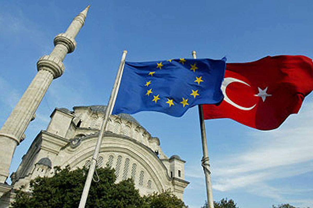 In den Jahren darauf trieb Erdogan viele Reformen voran und setzte den Beginn von Beitrittsverhandlungen zwischen der EU und der Türkei durch. Die Wirtschaft wächst seither kräftig.