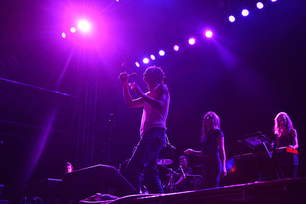 Den wohl meisten Fan-Kontakt hatte Tricky. Der konsequente Bühnenraucher aus Bristol holte sich Beistand von den Fans - gut hundert Festivalbesucher erklommen die Green Stage und zwar gleich zu zwei Gelegenheiten, was teils in bizarren Selbstdarstellungen mündete. Abgesehen davon war Trip-Hop schon einmal spannender.