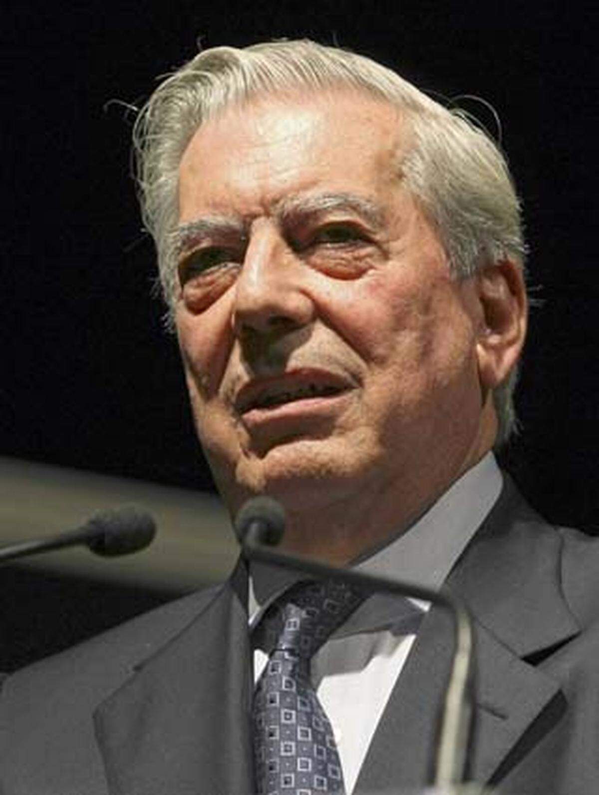 Beim Rätselraten um den diesjährigen Preisträger dürfen auch lateinamerikanische Autoren nicht fehlen. So etwa der Peruaner Mario Vargas Llosa (72), der schon mit seinem ersten Roman "Die Stadt und die Hunde" (1963) Aufsehen erregte: Das Buch, eine Aufarbeitung von Vargas Llosas Erfahrungen in der Militärschule, wurde 1964 in Lima öffentlich verbrannt.