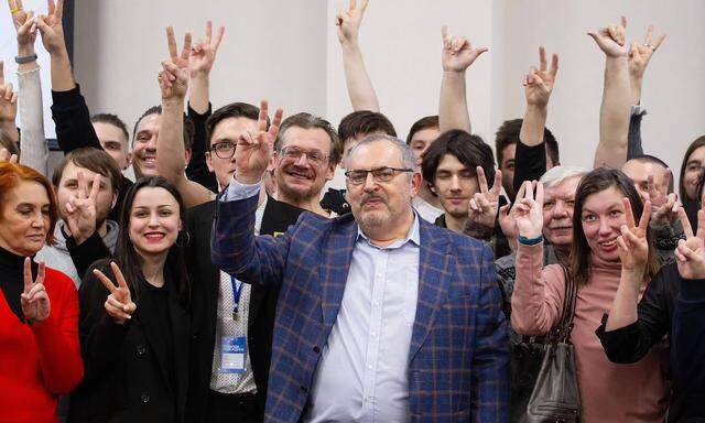 Letzte Hoffnung Nadeschdin: Der Präsidentschaftskandidat Boris Nadeschdin im Kreis seiner Unterstützerinnen und Unterstützer in St. Petersburg.