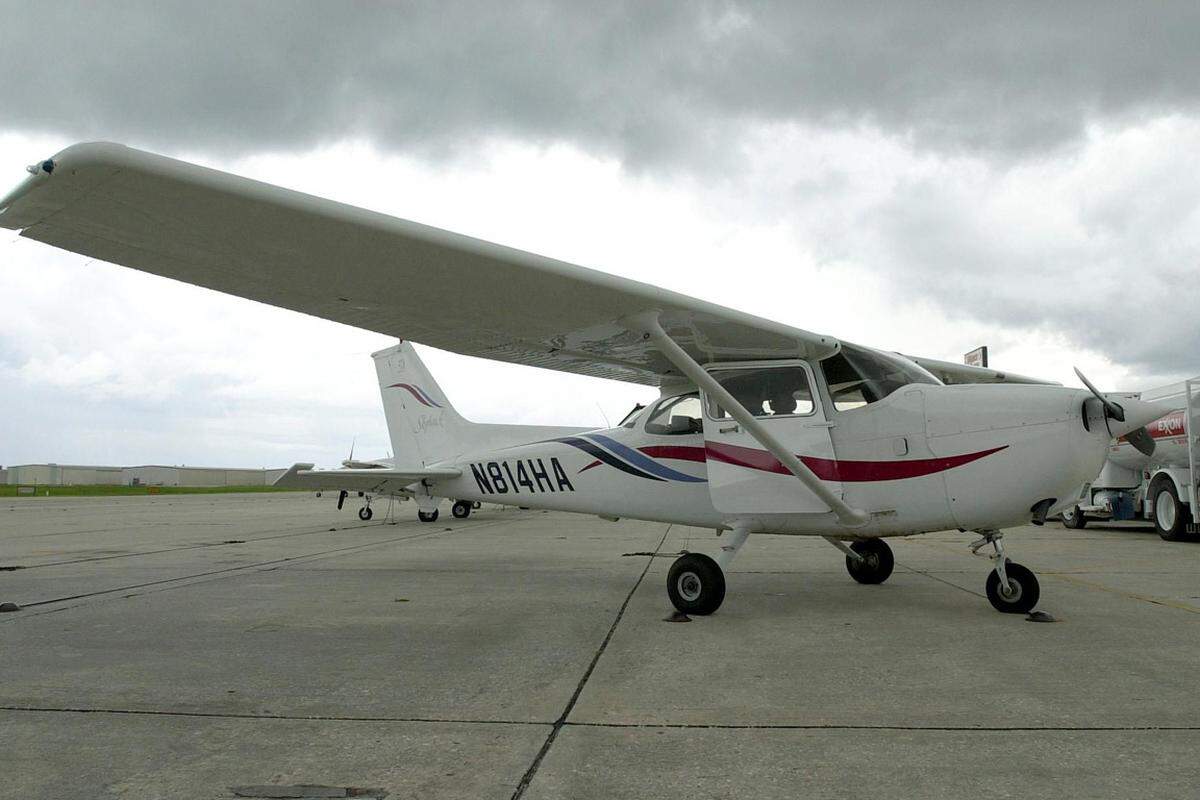 Piloten halten dem entgegen, dass das Schwierigste am Fliegen Start und Landung sei. Eine Flugzeug gegen einen weithin sichtbaren Turm zu steuern bzw. im Fall des Pentagons mehr oder weniger kontrolliert in ein Gebäude abstürzen zu lassen, sei demgegenüber keine besondere Kunst (s. zum Beispiel "Welt"-Interview: ''Für solche Aktionen braucht man keinen Piloten").. Für eine niederländische TV-Dokumentation stellte eine Amateurpilot den Anflug auf das Pentagon im Simulator nach - und traf bei drei Versuchen drei Mal.