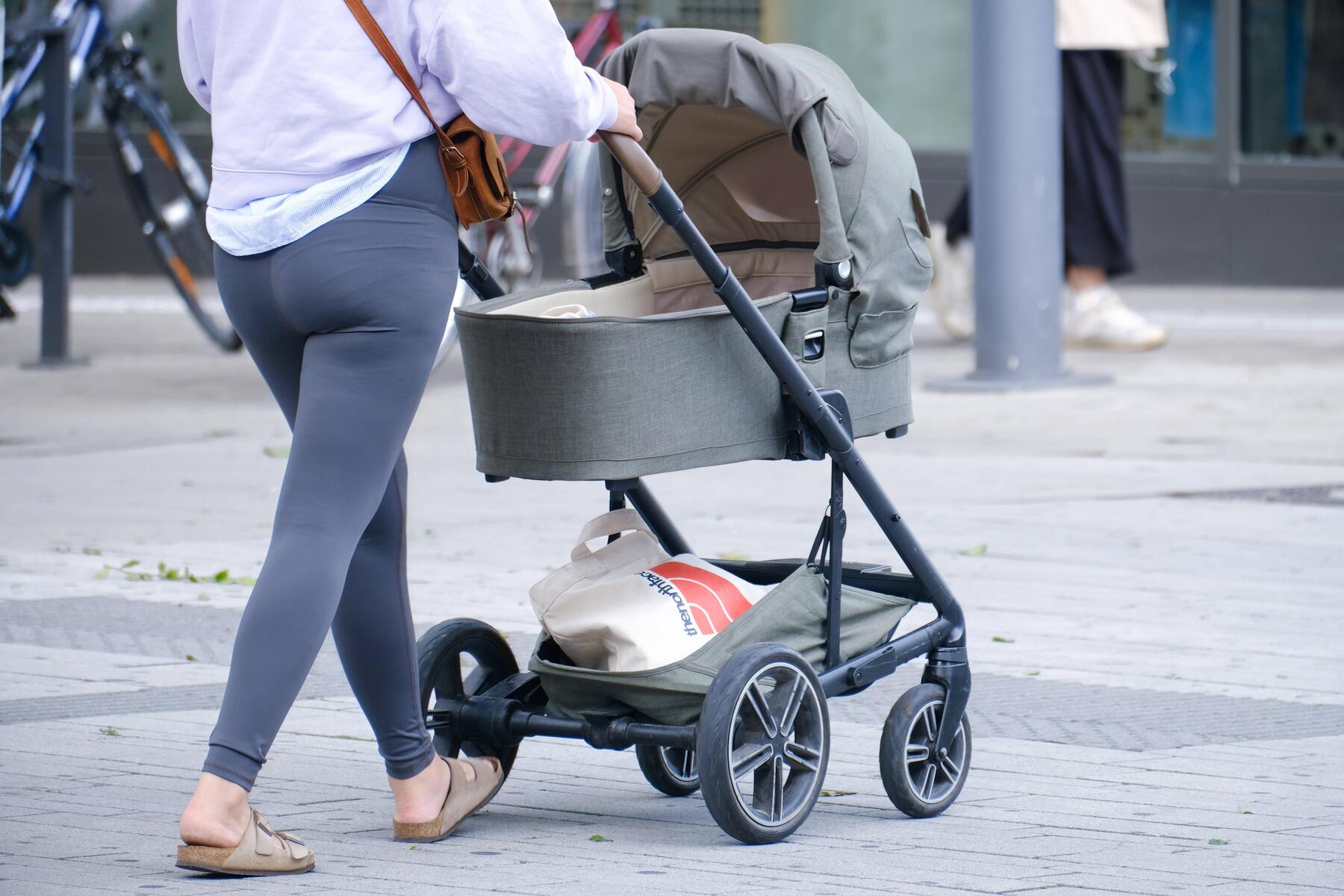 Geburtenrückgang in Österreich: Sollen Väter mehr in die Pflicht genommen werden?