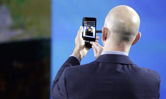 Amazon CEO Bezos demonstrates features of his company´s new Fire smartphone at a news conference in Seattle