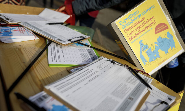 Expedition Grundeinkommen sammelt Unterschriften in Hamburg Die Initiative Expedition Grudeinkommen will, dass Deutschla