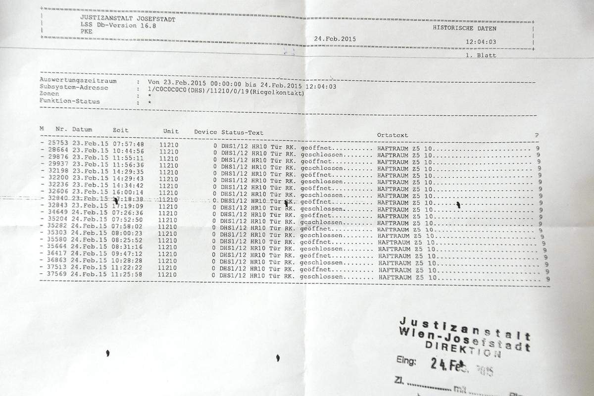 Über den Türstandsanzeiger - eine elektronischer Kontakt zwischen Tür und Rahmen, der anzeigt, wann die Zelle auf- bzw. wieder zugesperrt wird - ist deutlich zu sehen: Rund 14 Stunden hat niemand Alijews Zelle betreten. Um 17.18 Uhr wurde die Zelle geöffnet, dem Vernehmen nach erfolgte zu dieser Zeit die Medikamentenausgabe. Nur 31 Sekunden später wurde der Haftraum für die Nacht verschlossen.