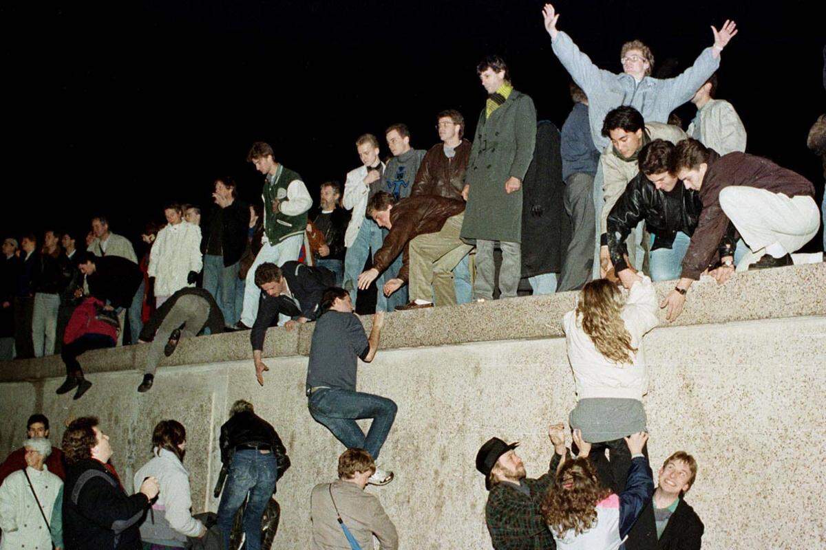 Am 9. November 1989 fiel die Berliner Mauer, Symbol des Kalten Krieges in Europa. Die Bewohner der zweigeteilten Stadt fielen einander in die Arme, es kam zu berührenden Verbrüderungsszenen. Deutschland wurde wiedervereinigt.