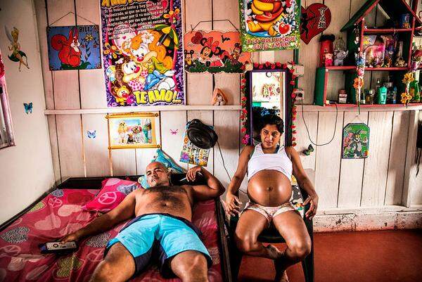 Die Französin Catalina Martin-Chico war die einzige Frau unter den Fotografen mit Chancen auf den Gesamtsieg. Ihr Bild zeigt Yorladis und ihren Freund in einer provisorischen Unterkunft in Colinas, Kolumbien. Yorladis ist zum sechsten Mal schwanger. Zuvor hatte sie fünf Abtreibungen. Damals gehörte sie noch der Guerillabewegung FARC an. Weibliche FARC-Mitglieder durfen keine Kinder haben, viele wurden zu Abtreibungen gezwungen.