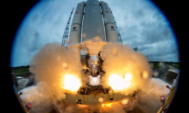 Hier hebt eine Ariane 5 ab. Auch damit eine Rakete im All auf Kurs bleibt, braucht es ein Zündsystem. 
