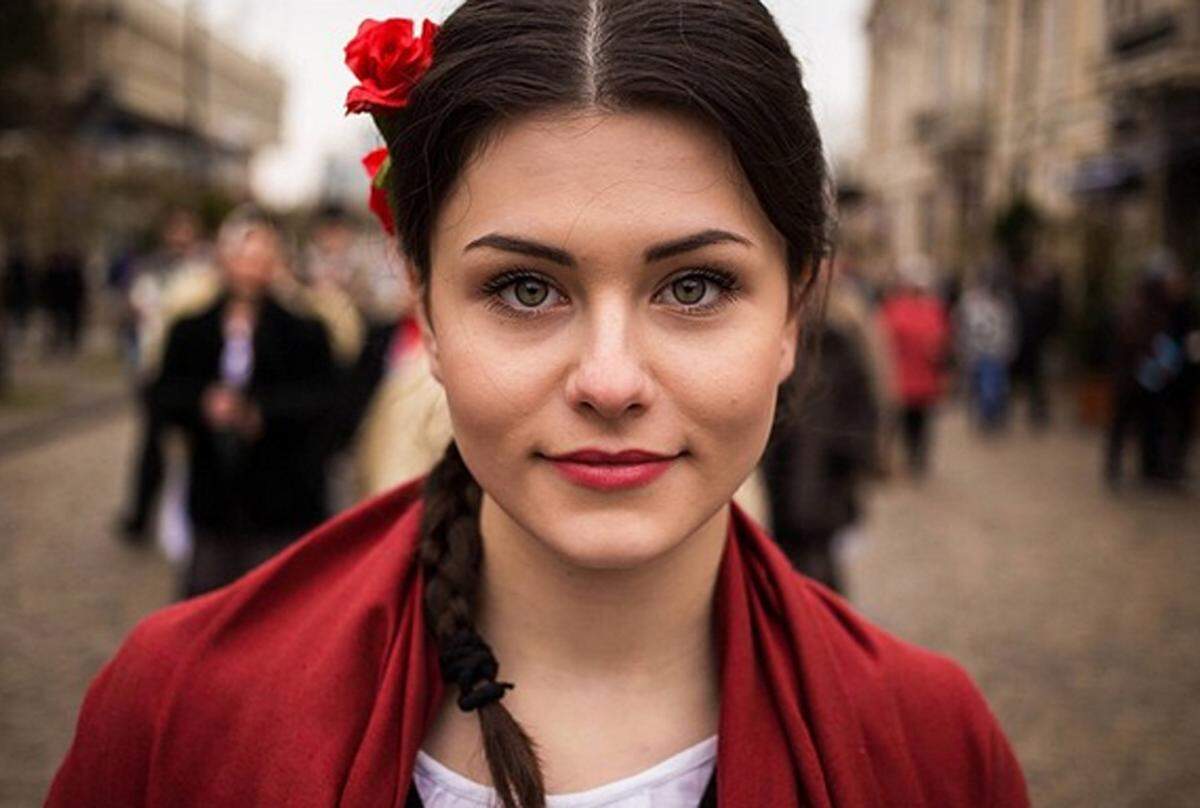 Rot steht dieser Frau aus Moldawien besonders gut.