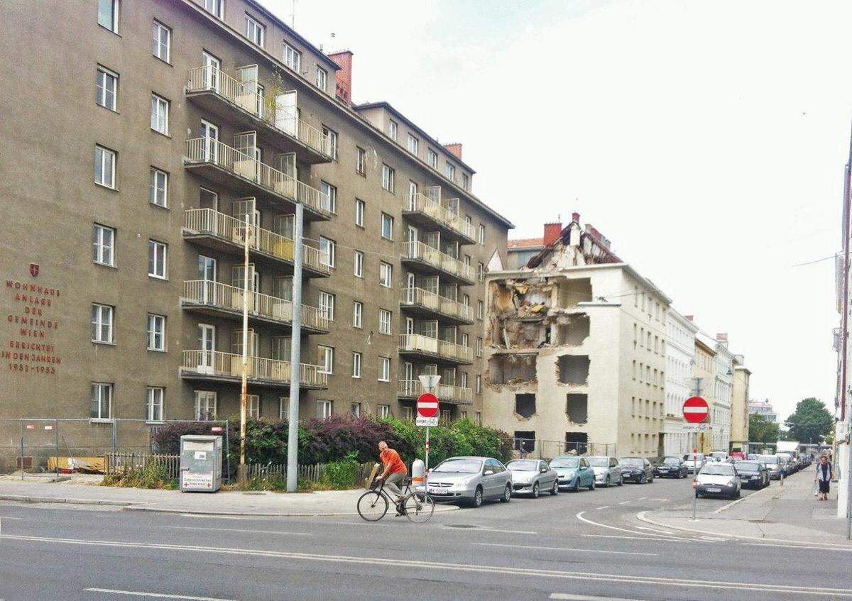 "Wohnen in Gemeinschaft" - Unter diesem Motto schrieb die Wohnungsbaugesellschaft Eisenhof 2013 einen Neubau-Wettbewerb aus. Zu ersetzen war ein Meidlinger Nachkriegswohnbau an der Ecke Darnautgasse Wienerbergstraße aus den frühen Fünfzigerjahren, der, desolat und heruntergekommen, nicht mehr sanierbar war und abgebrochen werden musste. Aus dem tristen Wohnbau machten die Preisträger Frötscher Lichtenwagner Architekten...