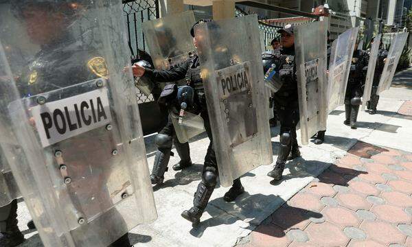 Die ecuadorianische Polizei drang in die Botschaft ein und nahm dort den ehemaligen Vizepräsidenten Jorge Glas gewaltsam fest. Dieser hatte zuvor Mexiko um Asyl gebeten.