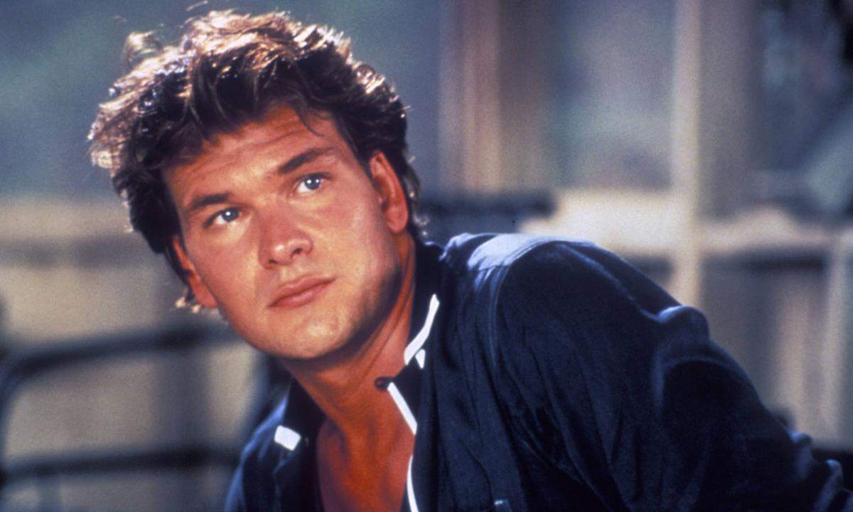 Der am 18. August 1952 in Houston geborene Patrick Swayze wurde ebenfalls 1987 durch seinen Auftritt in "Dirty Dancing" berühmt. Als gelernter Balletttänzer und Sportstudent, der wegen einer Knieoperation auf die Schauspielerei umsatteln musste, spielt er in dem Film den Tanzlehrer Johnny, der der 17-jährigen "Baby"  aber nicht nur den erotischen "Mambo" beibringt, sondern auch die Liebe.