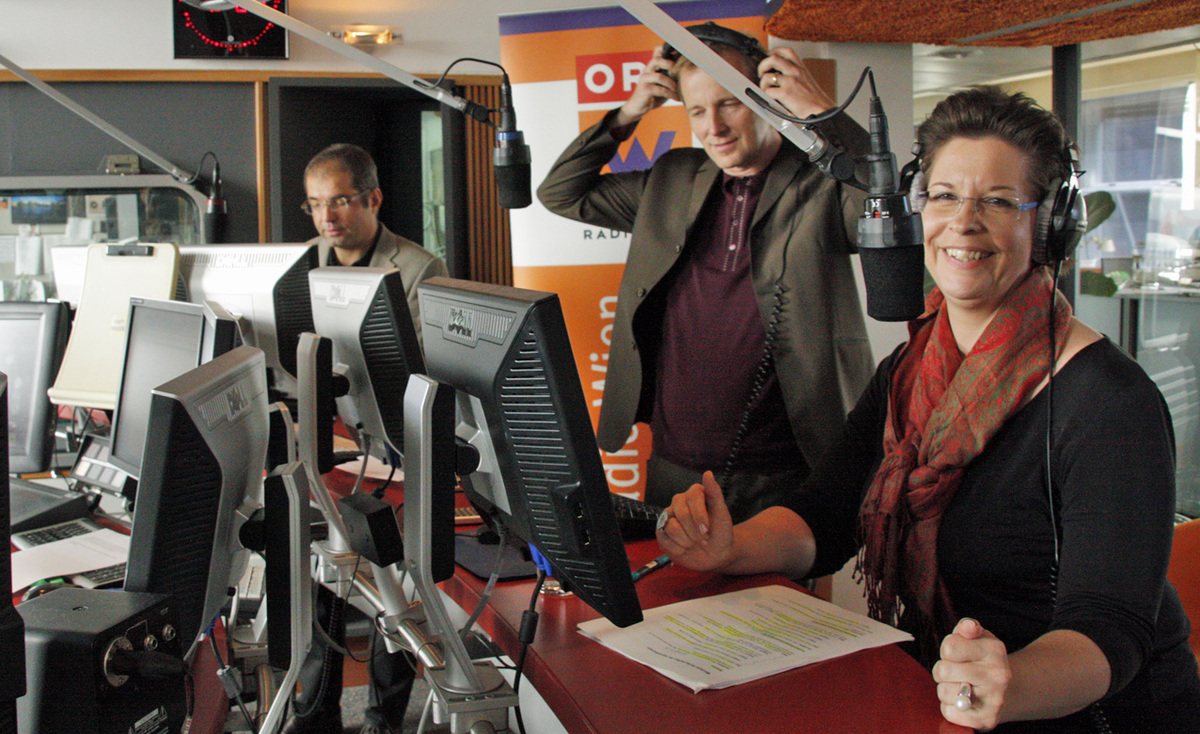 Zurück im Funkhaus schildert die gebürtige Bayerin dann am Rande des Radio-Termins ihre Strategie für die Wahl: ein Mix aus Bildungs- und Integrationsthema. Für die ÖVP sei jedenfalls noch genug Platz zwischen den Strache-Parolen am rechten Rand und dem "Schönreden" von Bürgermeister Michael Häupl.