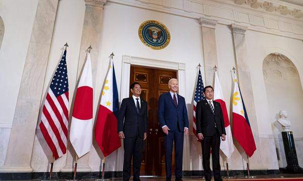 US-Präsident Joe Biden mit dem Präsident der Philippinen, Ferdinand Marcos Jr., und  Fumio Kishida, Japans Ministerpräsident, bei einem Dreiergipfel in Washington.