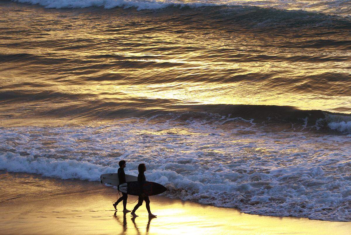 Nur wenige Kilometer von Sydney entfernt, treffen sich Sonnenanbeter und Surfer am Bondi Beach. Und das auch im Dezember, immerhin ist in Australien zur Weihnachtszeit Sommer. Am 25. Dezember ist der Strand dicht bevölkert und verwandelt sich in eine einzige Strandparty inklusive Weihnachtsmann-Mützen, Musik und Christbäumen im Sand.
