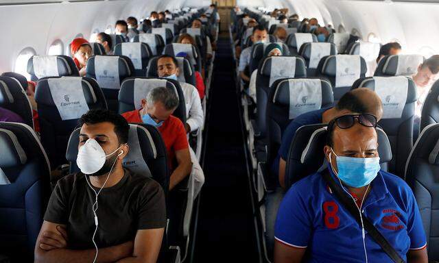 Wenn der Mittelsitz frei bleibt, ist das Infketionsrisiko geringer. Die Statstiker rechneten konkret mit einem Zweistunden-Inlandsflug in den USA. Dieses Bild zeigt einen Egyptair-Flug.