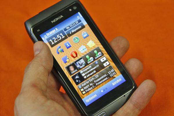 Auf den ersten Blick gleicht das neue Betriebssystem Symbian^3 seinem Vorgänger fast bis aufs Haar. Erst nach genauerem Hinsehen und Erleben werden die Neuerungen deutlich. Nokia-typisch wird der Startbildschirm von Programm-Verknüpfungen, Kontakten und einem Social-Network-Widget beherrscht.