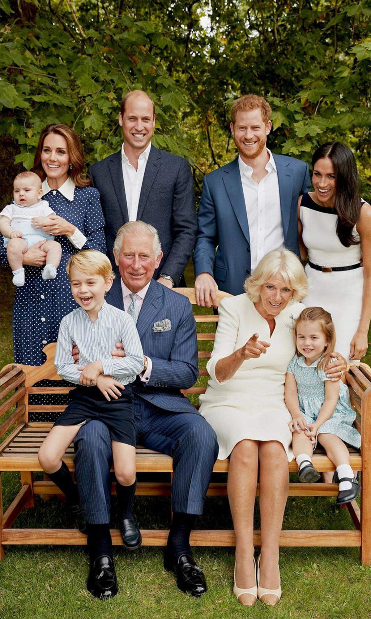 Happy Birthday Prinz Charles: Zum 70. Geburtstag des Thronfolgers im November durfte auch Meghan am offiziellen Familienporträt nicht fehlen. Den Moment ehrte die Herzogin in einem weißen Kleid. Aufgenommen wurde das Bild im September 2018, als Charles' Enkelkind Nummer vier noch ganz inoffiziell unterwegs war.