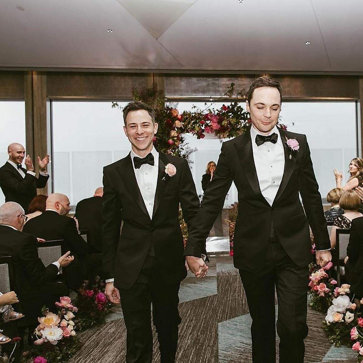 Im Hochzeitsmonat Mai haben sich heuer US-Schauspieler Jim Parsons und sein Partner Todd Spiewak getraut: Sie heirateten in New York City.