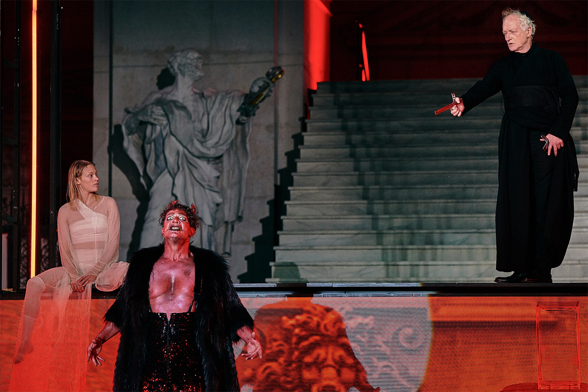 Jedermann 2019: Mavie Hörbiger (Werke), Gregor Bloéb (Teufel), Falk Rockstroh (Glaube)