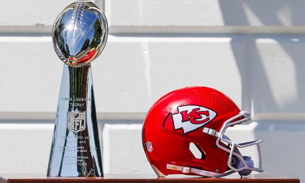 Ein Helm der Kansas City Chiefs, die heuer den Super Bowl gewannen.