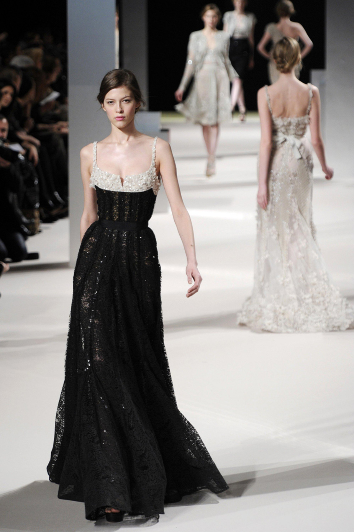 Aufwendig bestickt zeigt Eli Saab wieder makellos schöne Abendroben, die für die Ewigkeit gemacht sind.